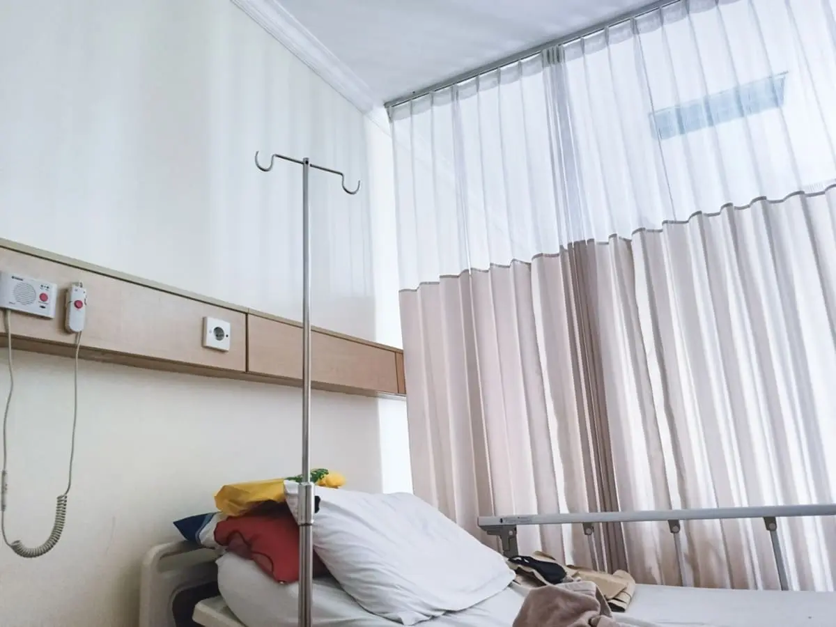 1ヶ月の入院で母が「個室」を希望。費用は私が支払う予定ですが、「大部屋」との差額はどのくらいなんでしょうか？