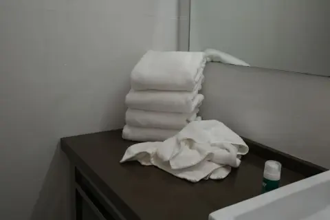 ママ友が「ホテルでバスタオルを汚したら“3000円”請求された」と言っていました。クリーニング代として利用者が負担するケースもあるのでしょうか？