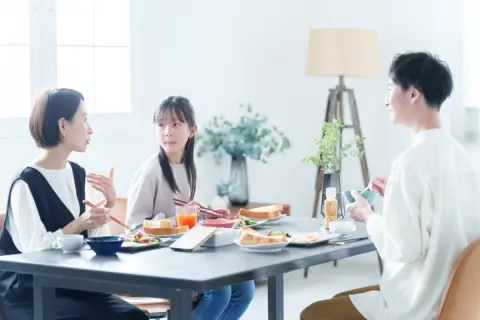 SNSで「年収1000万円でもカツカツ」の意見を目撃！ わが家は“家族4人・年収500万円”で余裕で暮らせますし、正直「ムダ遣いが多いだけ」じゃないですか？ それぞれの手取りもあわせ確認