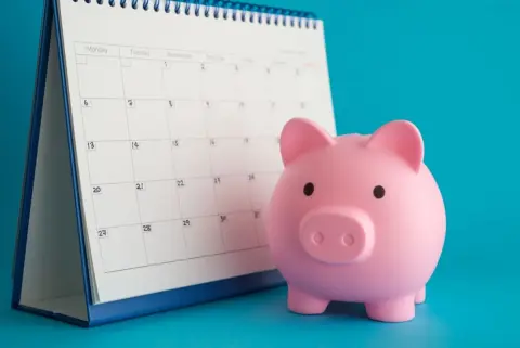 30代で夫婦二人暮らしです。60代まで「毎月5万円」貯金をしていきたいのですが、どのくらい収入があれば余裕をもって貯められますか？