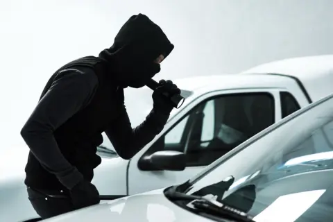 愛車のタイヤ上に「ナゾの石」が→実は“盗難のマーキング”と聞きショック！ 週末ドライバーは要注意!?「空き缶」「チラシ」「チョーク」…自動車窃盗団から車を守るための“注意ポイント”