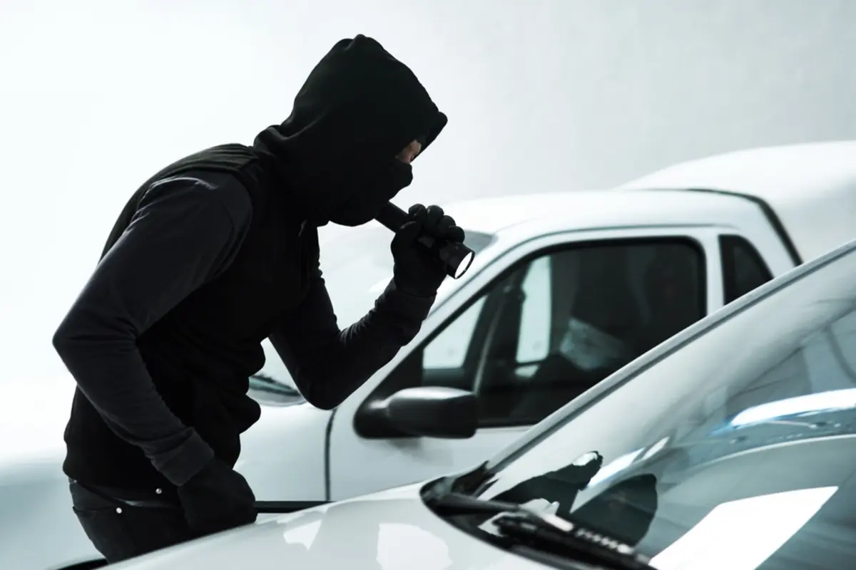 愛車のタイヤ上に「ナゾの石」が→実は“盗難のマーキング”と聞きショック！ 週末ドライバーは要注意!?「空き缶」「チラシ」「チョーク」…自動車窃盗団から車を守るための“注意ポイント”