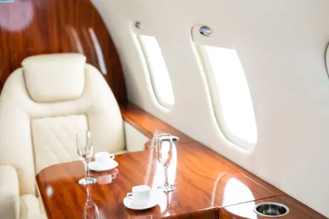 海外への新婚旅行を計画中、妻が「一生に一度だから」と片道「200万円」のファーストクラスを希望しています。エコノミーとの差額は「120万円」ほどになるようですが、そこまで払う価値は本当にあるのでしょうか？