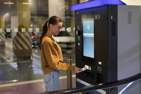 ショッピングモール駐車場で「最初の2時間無料」とあり、少し超えただけで料金が意外とかかってしまいました。「無料時間を過ぎると一気に高くなる所もある」と友人から言われたのですが、駐車場選びで見ておくべき点は何でしょうか？