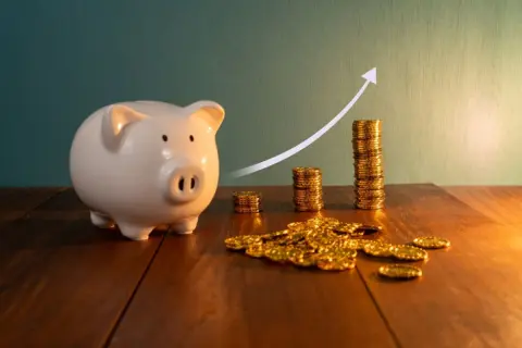 NISAで「100万円・年利5％」で運用予定ですが、夫婦で「銀行かネット証券か」で対立中です。信託報酬“0.5％差”で20年後の資産はいくら差がつくのでしょうか？ 影響を試算