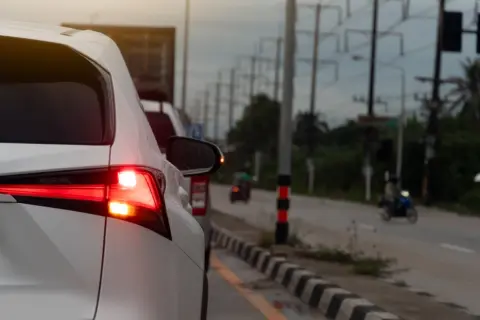 車線変更で「ウインカーを出さない車」と衝突しそうになった！ 時々「面倒だから」と出さない車を見かけますが、警察に捕まると“反則金6000円”ですよね？ ルールを確認