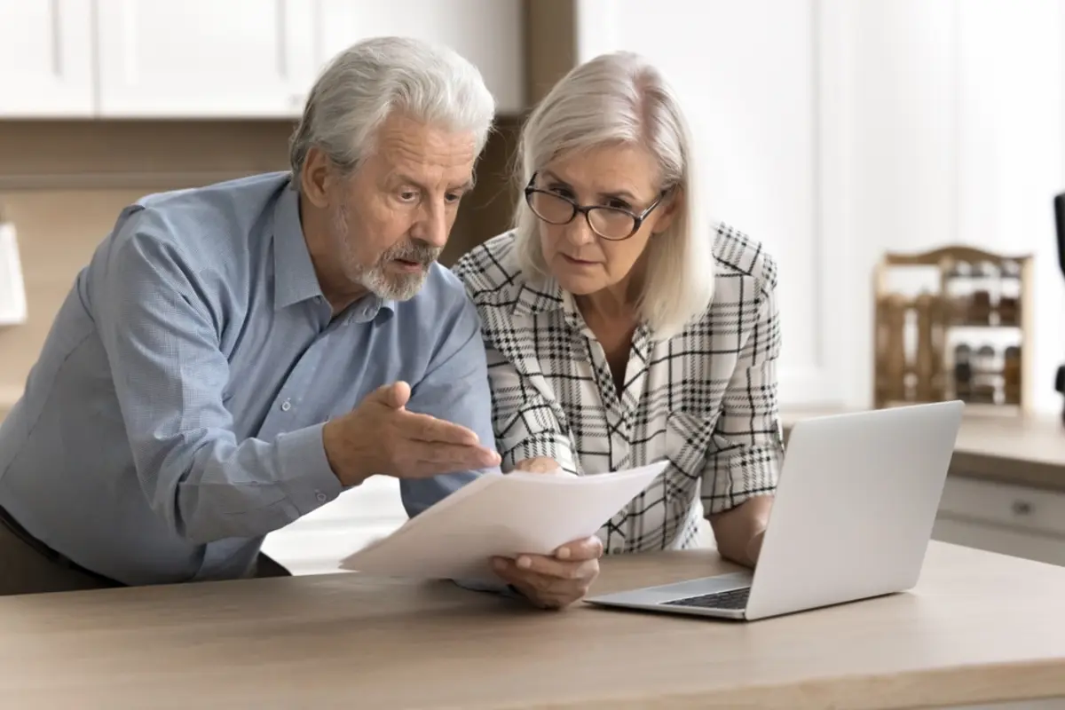 父が65歳で初めて年金を受給します。年金は満額がそのまま振り込まれるのではなく、税金や社会保険料が差し引かれて入金されるのでしょうか？