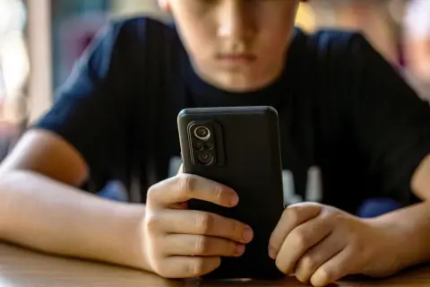 小5の息子が「13万円のiPhone」を“みんな持ってる”と欲しがります。親としては「2万円のキッズケータイで十分」と感じますが、本当にiPhoneの子が多いのでしょうか？ スマホ所有率を確認
