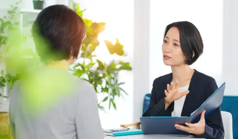 子どもが「税理士」と「社労士」のどちらを目指すか迷っています。どちらも難関資格のイメージがありますが、年収が高いのはどちらなのでしょうか？ 仕事内容や資格取得までの期間についても解説