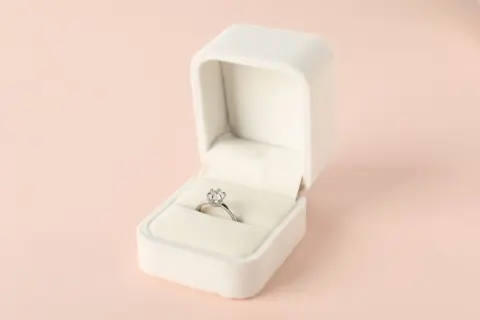 母が「もう使わないから」と、「200万円」ほどの指輪を「1万円」で譲ってくれました。お金を払っているので安心していたのですが、友人に「その差額は贈与になるかも」と言われて不安です…本当に課税されることはあるのでしょうか？