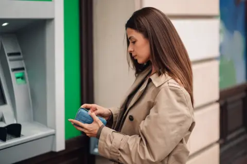 入院中の母の口座から生活費「20万円」を引き出しました。夫は「問題ない」と言いますが、法的に大丈夫でしょうか？