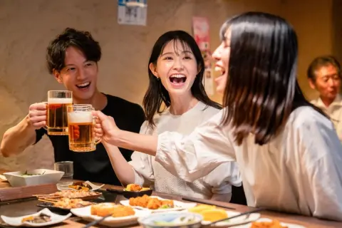 居酒屋の「サービス料10％」に、夫が「料理運んでるだけなのに!?」と仰天！ 一緒に“お通し代”も払いましたが、支払いは必須ですか？ 何のサービスにお金を払ってるのでしょうか？