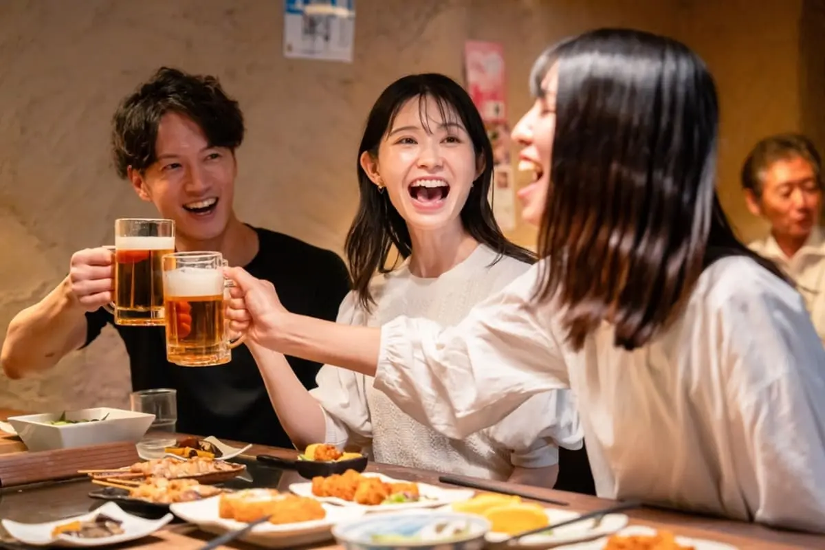 居酒屋の「サービス料10％」に、夫が「料理運んでるだけなのに!?」と仰天！ 一緒に“お通し代”も払いましたが、支払いは必須ですか？ 何のサービスにお金を払ってるのでしょうか？