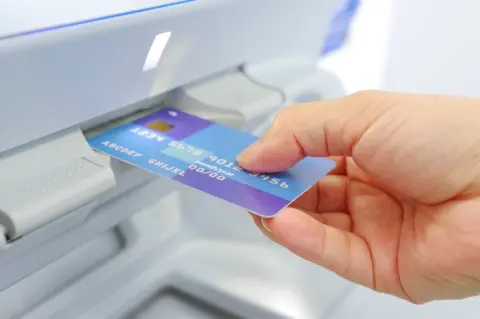 高齢の母が入院し「カードを渡すからATMで引き出してほしい」と言われました。家族が代わりに出金するのはルール上問題ないのでしょうか？