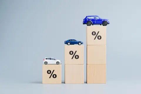 世帯年収500万円で“アルファード”が欲しいですが、妻は「170万円のフィットがいい」と言います。アルファードなら「400万円で売れる」と聞きますし“年収超えの車”を買っても大丈夫ですよね？