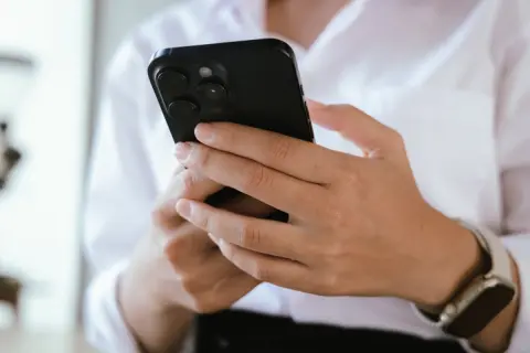 スマホのバッテリーがかなり劣化しています。交換して使い続けるか、買い替えるかどちらが得でしょうか？