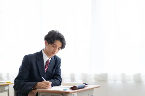 息子が“私立高校”に入学したのですが、制服代やタブレット代などで「10万円超」の出費が発生！ こうした費用は全額自己負担になってしまうのでしょうか？