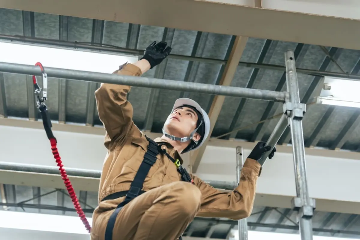 結婚を考えている彼氏が足場工事の仕事をしています。「一人親方だから年収1000万円を超えている」と言っているのですが現実的にあり得ますか？