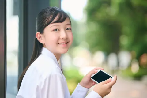 高校3年生の娘に「iPhone 17eなら安めだから買って」と言われましたが、普通のiPhoneは「13万円」くらいですよね？ 安い分“性能が劣る”でしょうか？  通常モデルとの価格・性能を比較