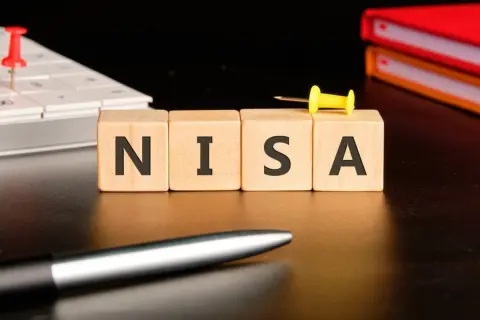 「投資は怖い」私と「NISAなら非課税だからやるべき」と言う夫…月「3万円」積立で20年後いくら差が出る？