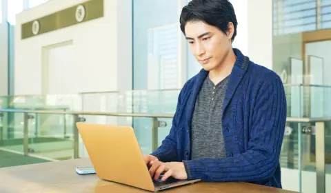 40代で年収700万円のエンジニアです。フリーランスでも同じくらい稼げそうですが、退職金などを考えると会社員のままでいるべきでしょうか？