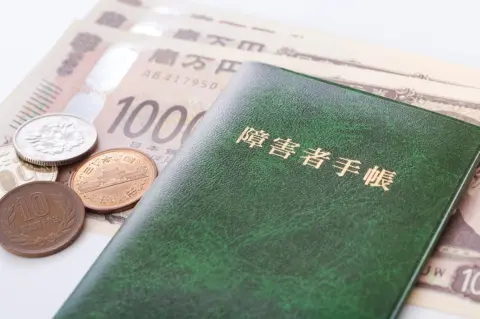 夫が精神障害2級で障害年金を受給しています。最近アルバイトを始めましたが、収入によって年金が停止されることはありますか？