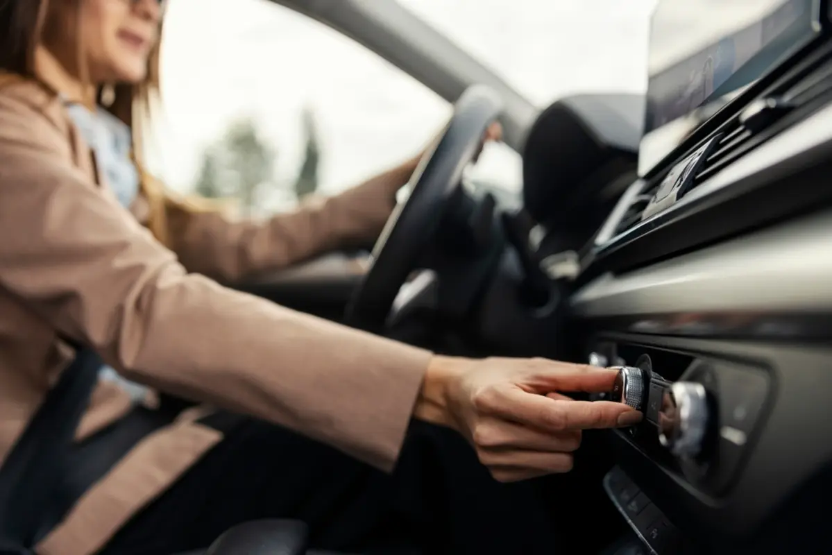 同じ車なのに、夫より私のほうが「燃費」が悪いのはなぜ？ “運転のしかた”で差が出るポイントを確認