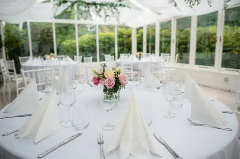 いとこの結婚式に出るのですが、友人に「親族なら5万円が普通」と言われてビックリ！ ご祝儀が「3万円」だと失礼になるって本当ですか？ 相場とマナーを確認