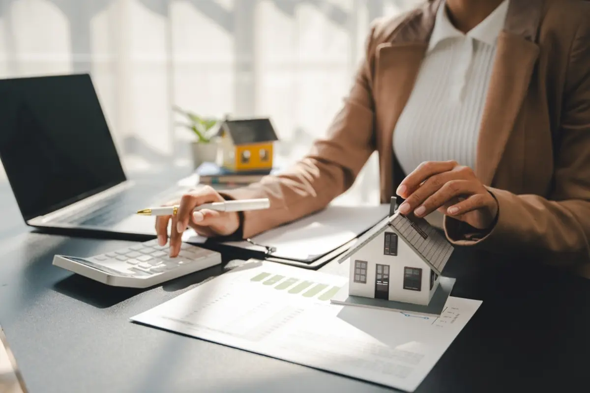 家族と二世帯住宅を建てる話が出ています。親がローンを組めないため、私名義で住宅ローンを組むことになりそうです。私名義にすることでどんなリスクがありますか？