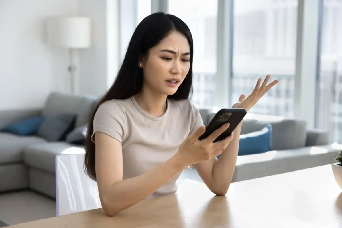 【26年10月から】再配達で「ナビダイヤル」に電話すると“30秒で22円”に！ 保留中も通話料がかかるそうですが“待ち時間が長い”のに酷くないですか!? どうにか安くならないのでしょうか？