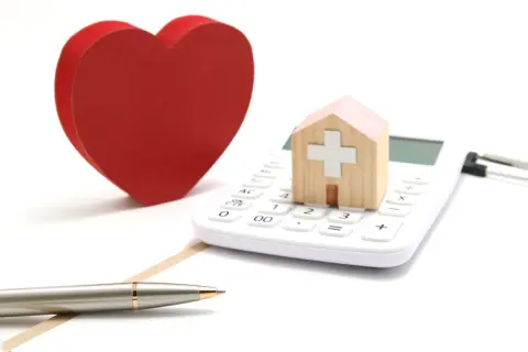 夫婦2人の老後資金として「2000万円あれば安心」と耳にしますが、実際、本当に足りるのか不安です。地方で質素に暮らすつもりでも、医療費や介護費まで考えると、どのくらい準備しておくべきでしょうか？