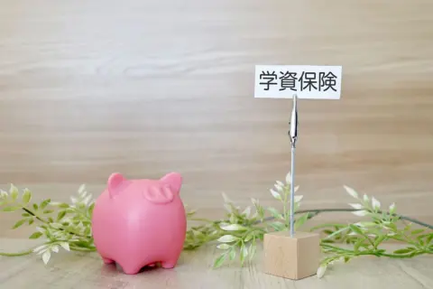 学資保険を「月3万円」積み立てていますが、友人に「NISAで年利5％なら1000万円超なのに」と言われました。元本保証でも“200万円の損”らしいですが、なぜですか？ 18年後を比較