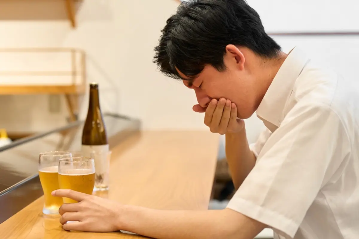 居酒屋で「店内で吐いたら3万円」の張り紙があるのに、友人が嘔吐…「飲み屋なのに厳しすぎ」とのことですが、本当に支払いは必要ですか？ 店側は“罰金を請求”できるのでしょうか？