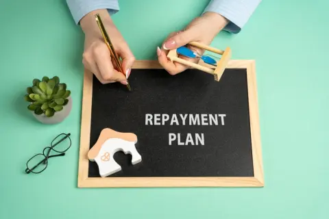 住宅ローン「残債2000万円」あります。預金とNISAで「1000万円」以上ありますが“繰り上げ返済”したほうが良いですか？ NISA900万円を「年率3％×20年」続けたほうが得でしょうか？