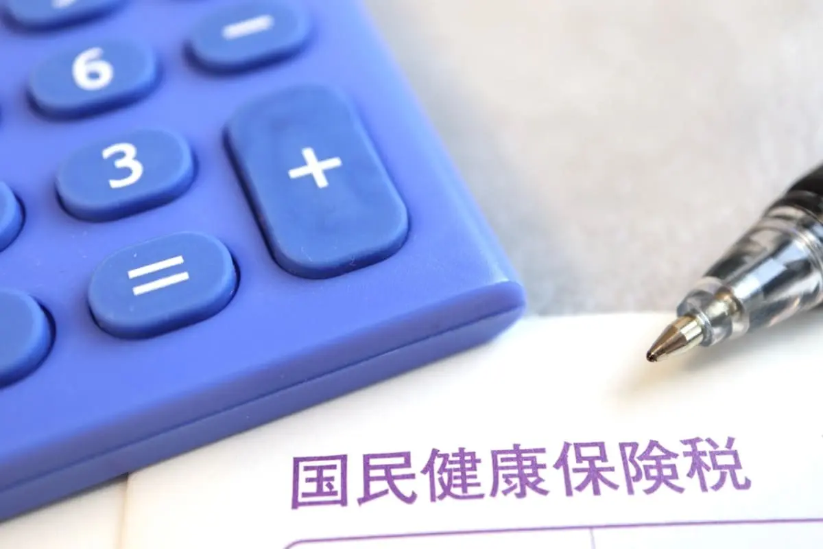 定年後「無職なのに月8万円」!? 元・会社員を襲う“国保の通知”に絶句！「現役時代より高いなんて…」貯金が秒で溶ける“前年所得”の残酷な罠とは