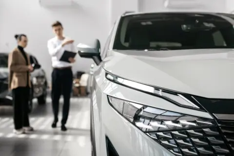 同じマンションの人が最近、ベンツのSUVに乗り換えていて驚きました。あのクラスの車に乗れる人って、年収がどのくらいあるものなのでしょうか？