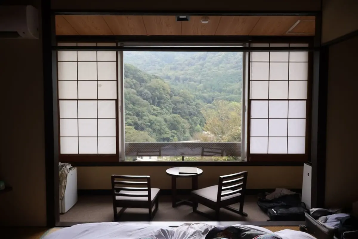 旅館の宿泊料が「1泊2食付きで2万円超え」でした。昔より高く感じるのは気のせいではないのでしょうか？