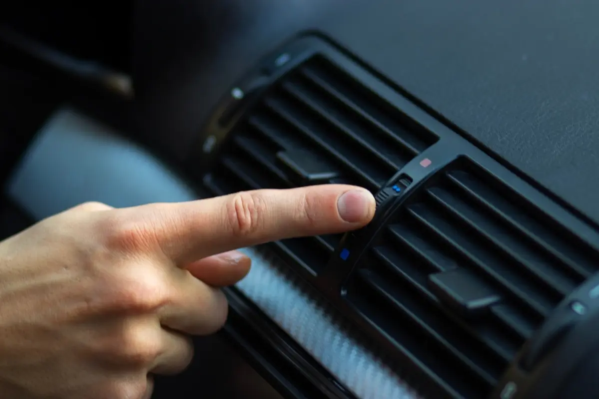 エアコンをつけると「燃費」はどれくらい落ちる？ 暑い日と寒い日で差が出る理由とは？