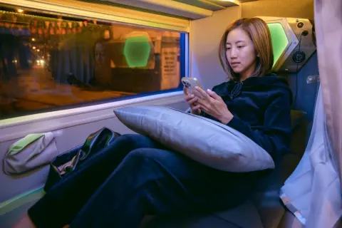 夫から「完全個室の夜行バスに乗りたい」と言われましたが“片道1万8000円”と聞きビックリ！「東京-大阪」の“新幹線代”より高いですが、夜行バスにそこまでメリットはあるのでしょうか？