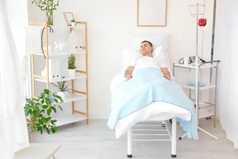 夫が脳梗塞で倒れ、約2週間入院することになりました。入院費が50万円ほどかかると言われたのですが、用意できない場合はどうなるのでしょうか？