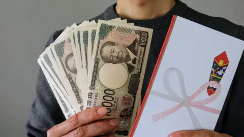 親戚からの大学入学祝い「10万円」は誰のもの？ 親が学費に充てるのは一般的なのでしょうか？