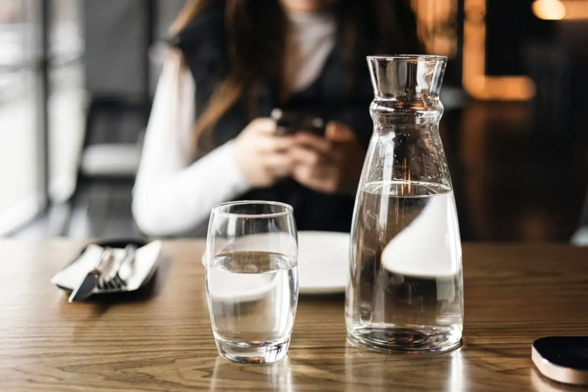 外食時「飲み物は水で十分」と“食事だけ”頼む夫…SNSで「恥ずかしい」「貧乏くさい」という意見もありますが、夫婦で1000円はかかりますし“お金のムダ”ですよね？ 実際の費用も試算