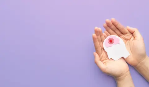 父が脳出血で意思疎通が難しい状態です。口座の暗証番号が分からず引き出せないのですが、年金を代理で受け取る方法はありますか？