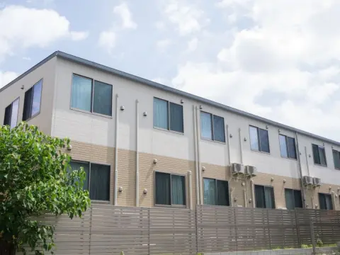 相続した土地をそのままにせず活用したいです。「アパート経営」なら“初期費用が大きい”と聞きますが、駐車場経営と比べて何が違いますか？