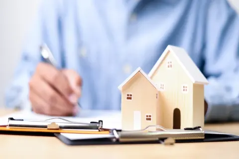 私は、将来実家に住む予定が全くないのですが、親は、私が「継ぐ前提」で維持し続けています。固定資産税や修繕費を考えると、親に住み替えを勧めたほうがいいのでしょうか？