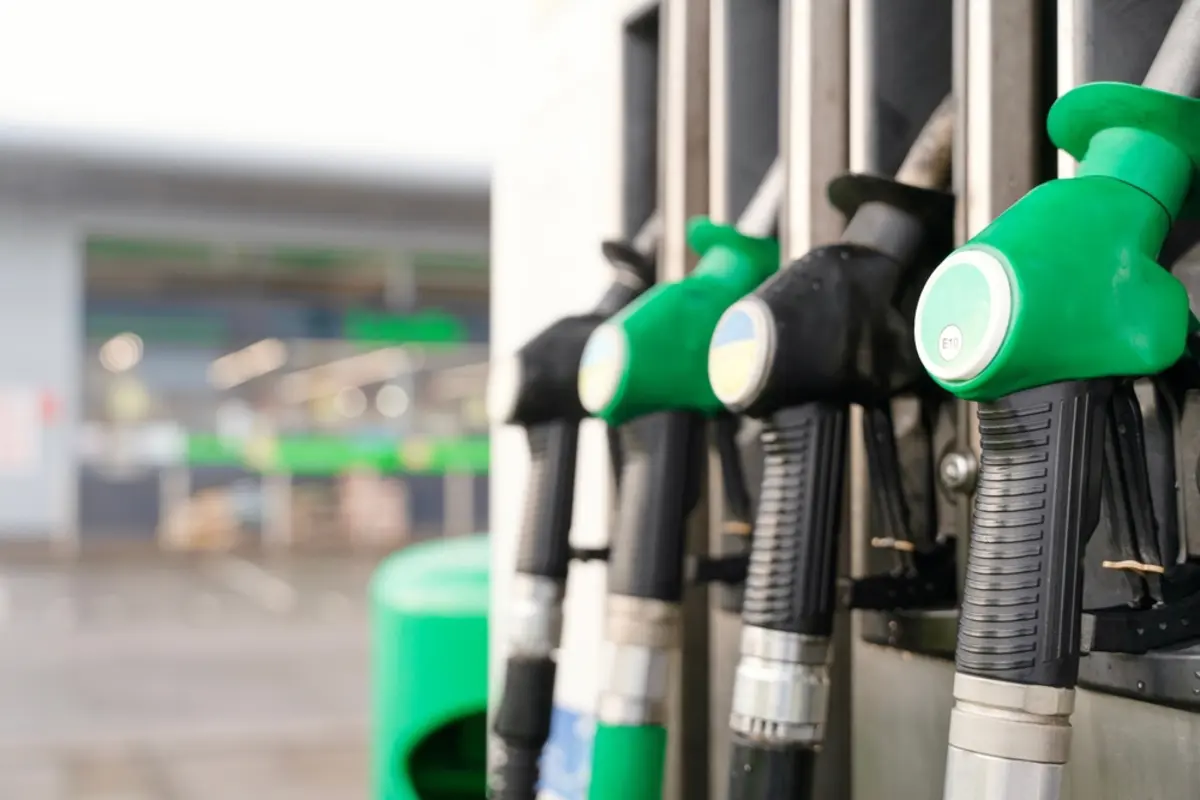 ガソリンスタンドで勧められた「添加剤」。入れたほうが”燃費”はよくなるのでしょうか？