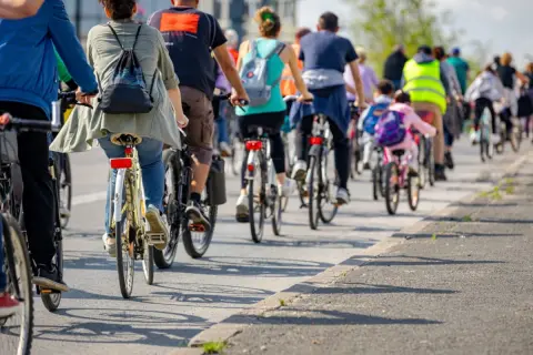 4月から「自転車が車道をゆっくり走行」してても“追い抜き厳禁”!? SNSでは「渋滞が増える」「法律考えたの誰？」と非難多数…普通車は“反則金9000円”ルール導入の背景とは