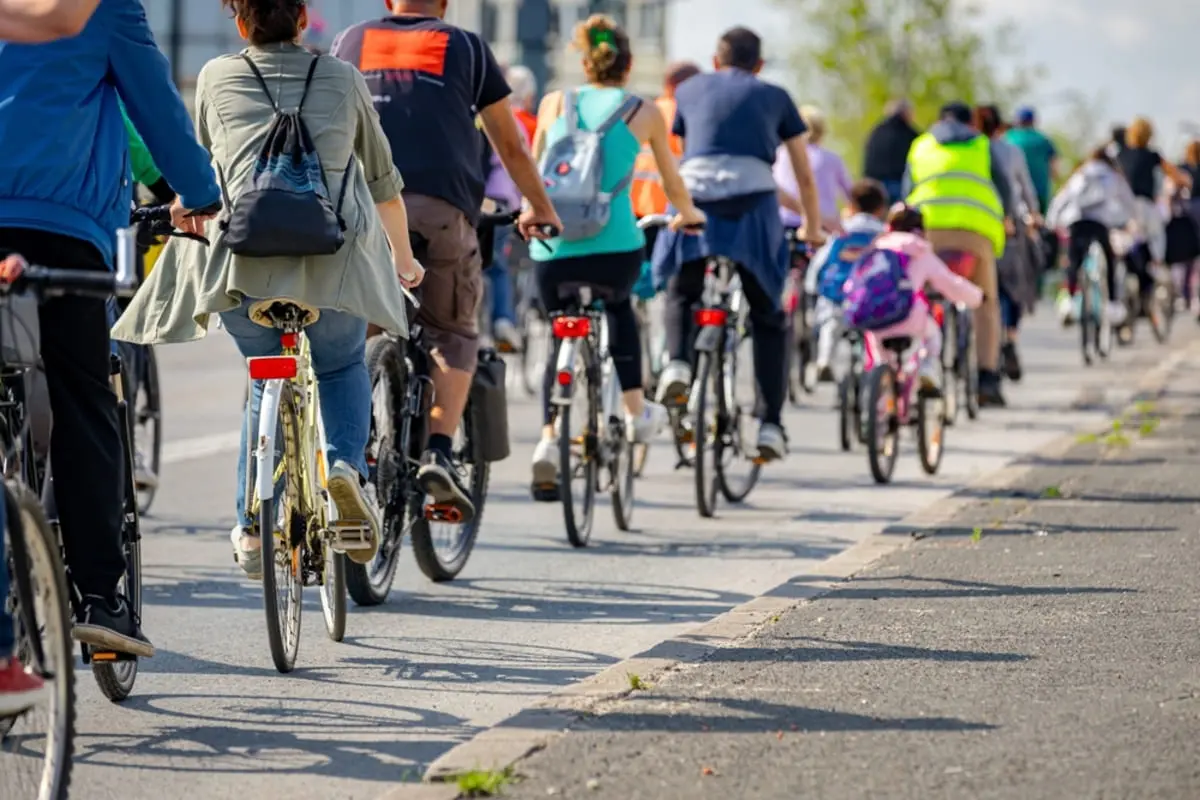 4月から「自転車が車道をゆっくり走行」してても“追い抜き厳禁”!? SNSでは「渋滞が増える」「法律考えたの誰？」と非難多数…普通車は“反則金9000円”ルール導入の背景とは