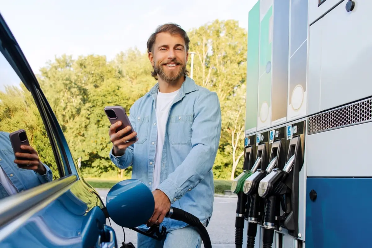 夫が「ガソリンは減ってからまとめて入れたほうがラク」と言うのですが、私は“こまめに少しずつ入れるほうが安心”だと思っています。入れ方によって、家計や使い勝手に違いは出るのでしょうか？