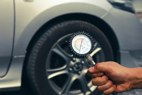 「タイヤの空気圧」が少し低いだけで”燃費”に影響する？ 見落としがちな車の管理ポイントとは